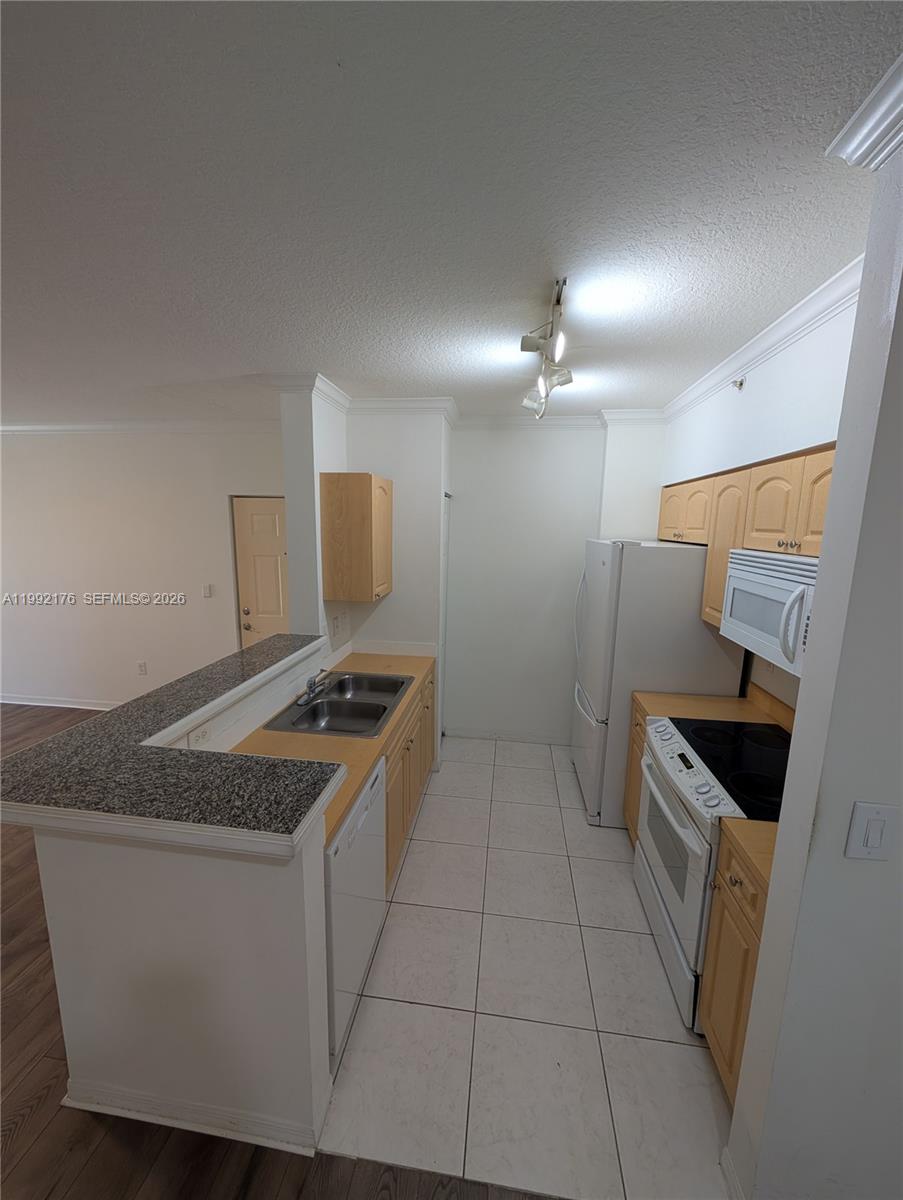 6831 SW 44th St #203, Miami FL 33155