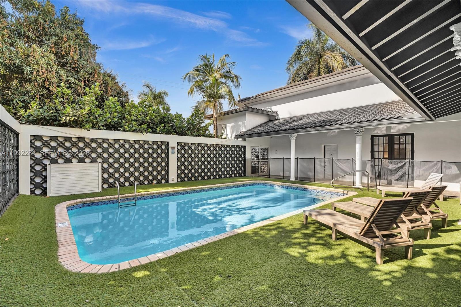 472 Sunset Dr, Hallandale Beach FL 33009