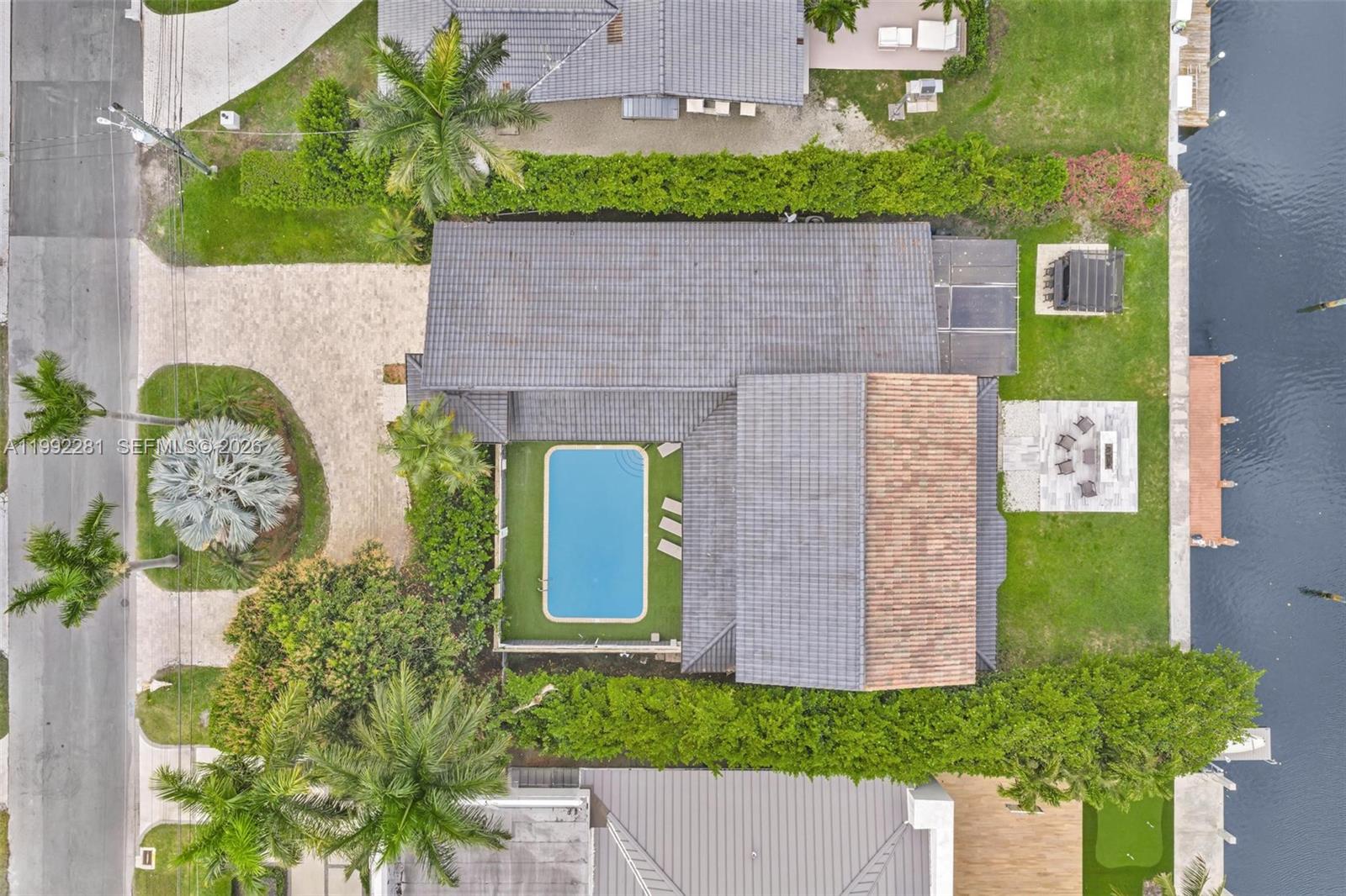 472 Sunset Dr, Hallandale Beach FL 33009