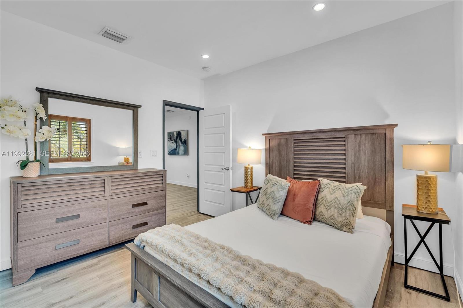 472 Sunset Dr, Hallandale Beach FL 33009