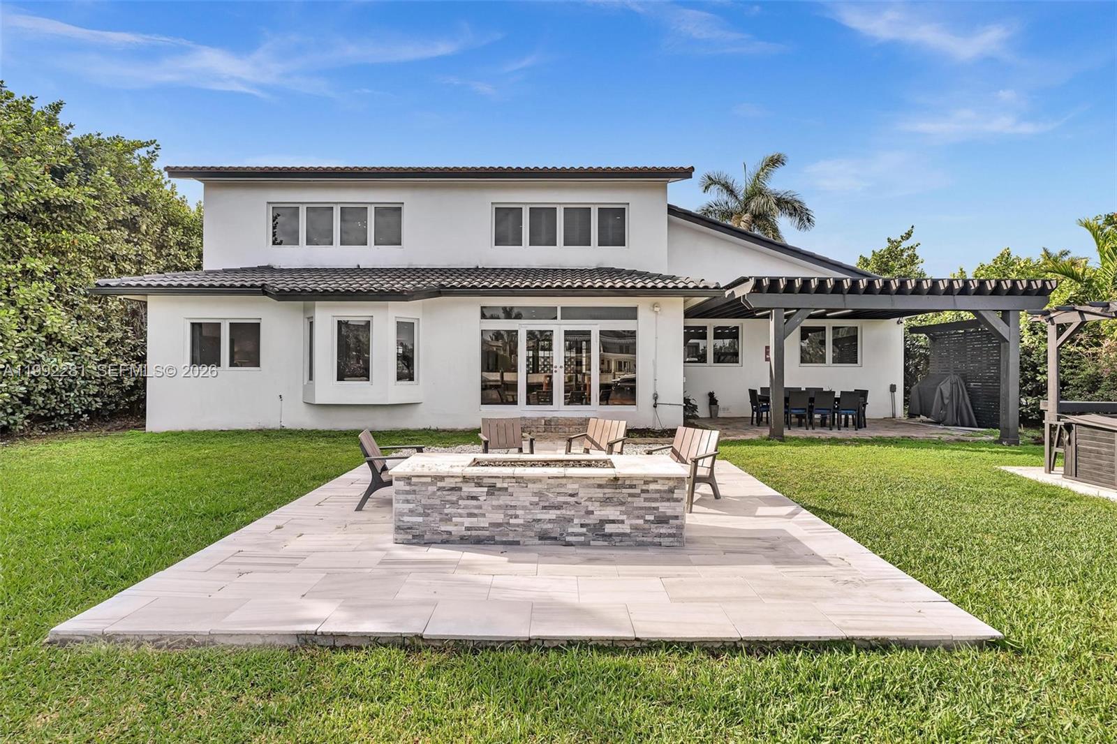472 Sunset Dr, Hallandale Beach FL 33009