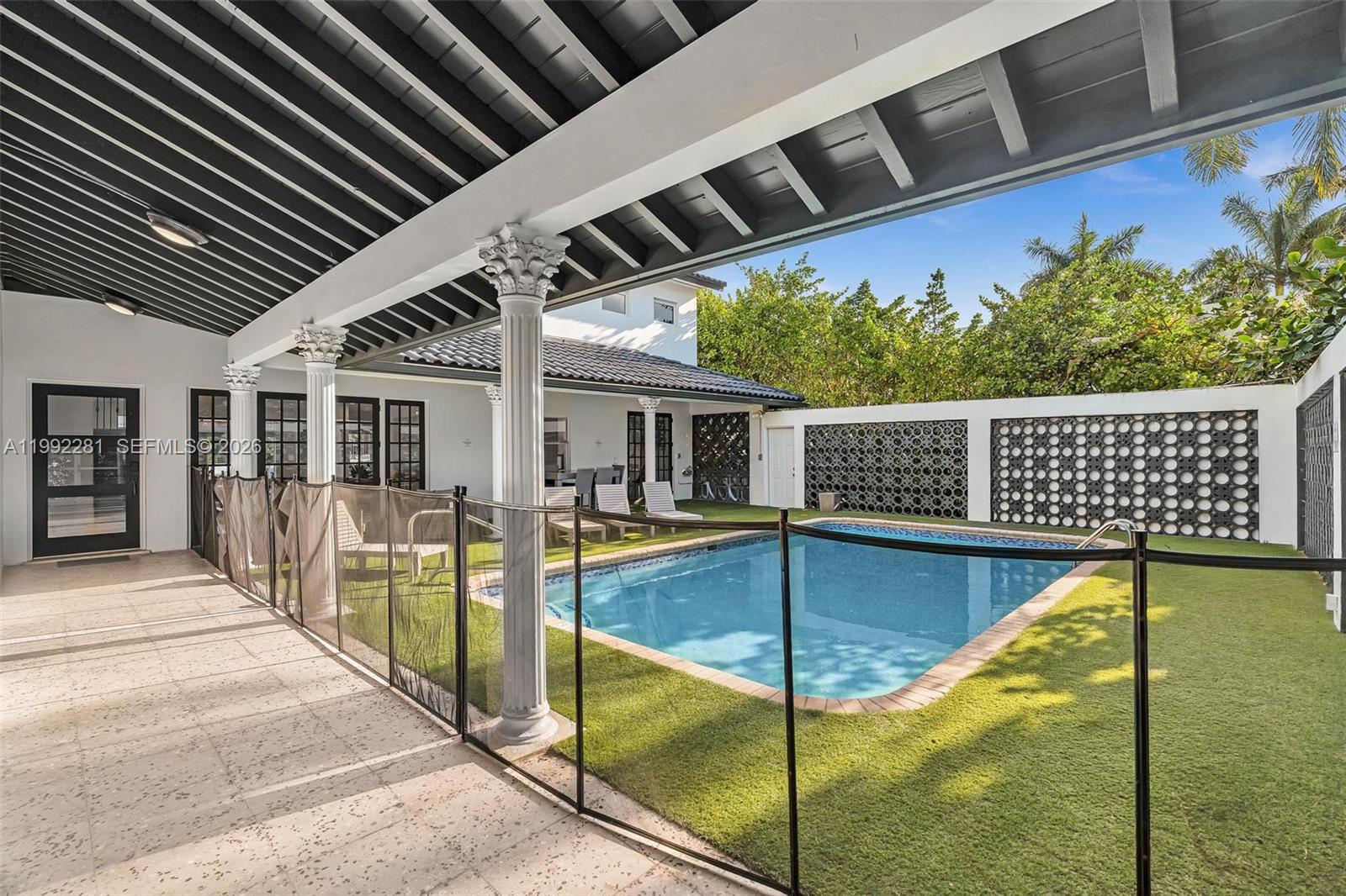 472 Sunset Dr, Hallandale Beach FL 33009