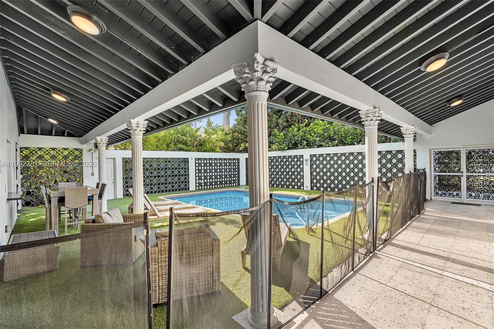 472 Sunset Dr, Hallandale Beach FL 33009
