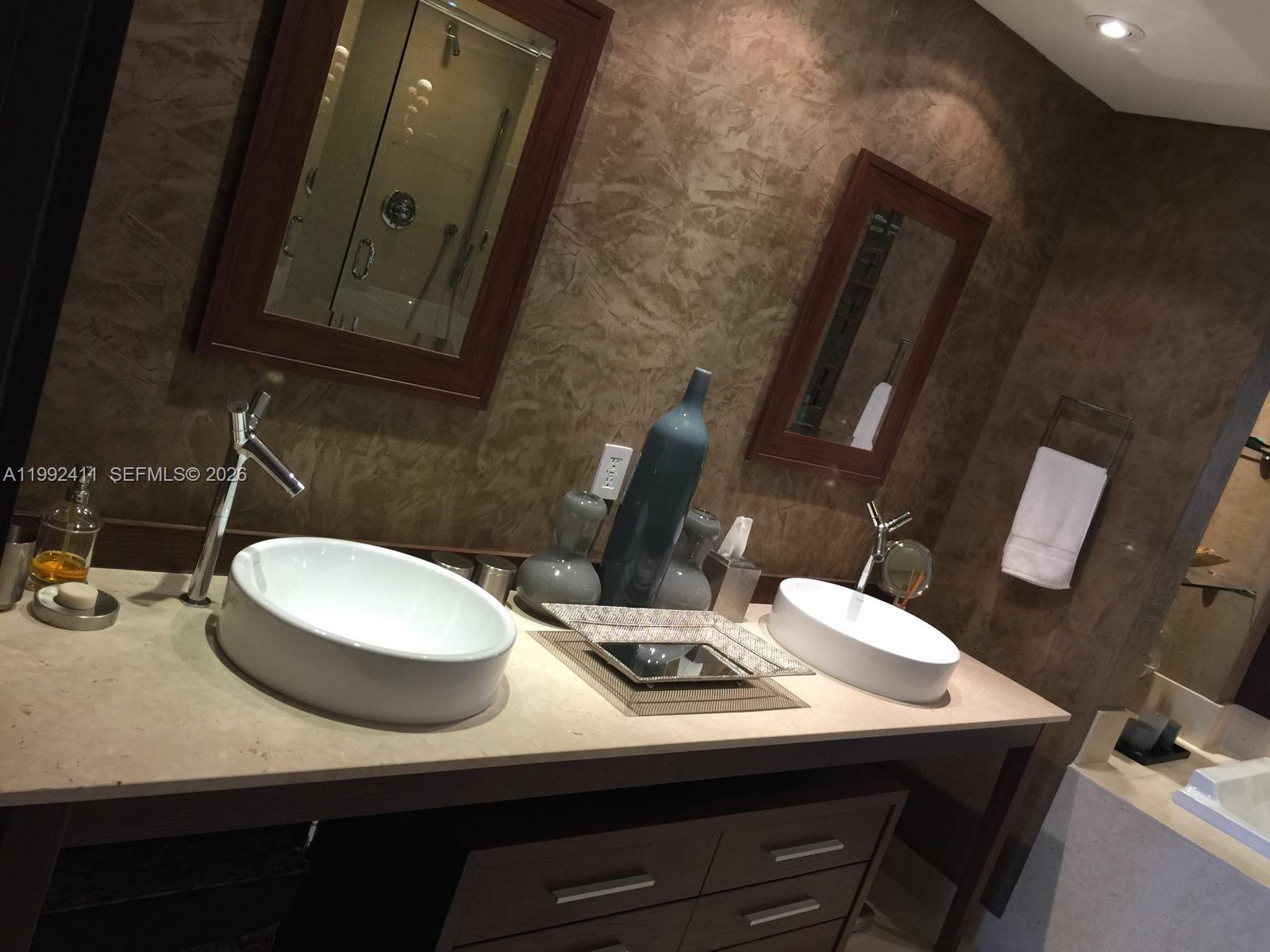 465 Brickell Ave #5605, Miami FL 33131