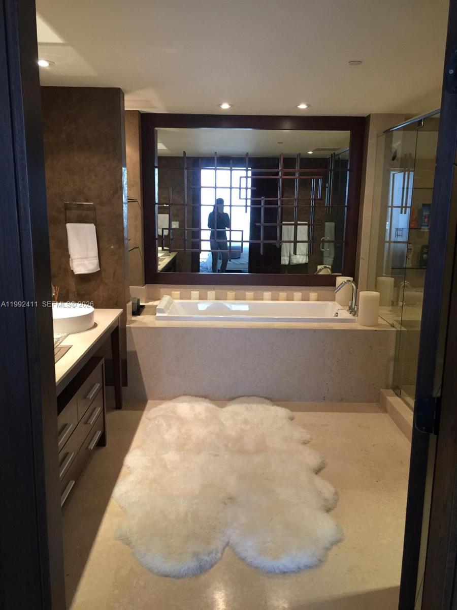 465 Brickell Ave #5605, Miami FL 33131