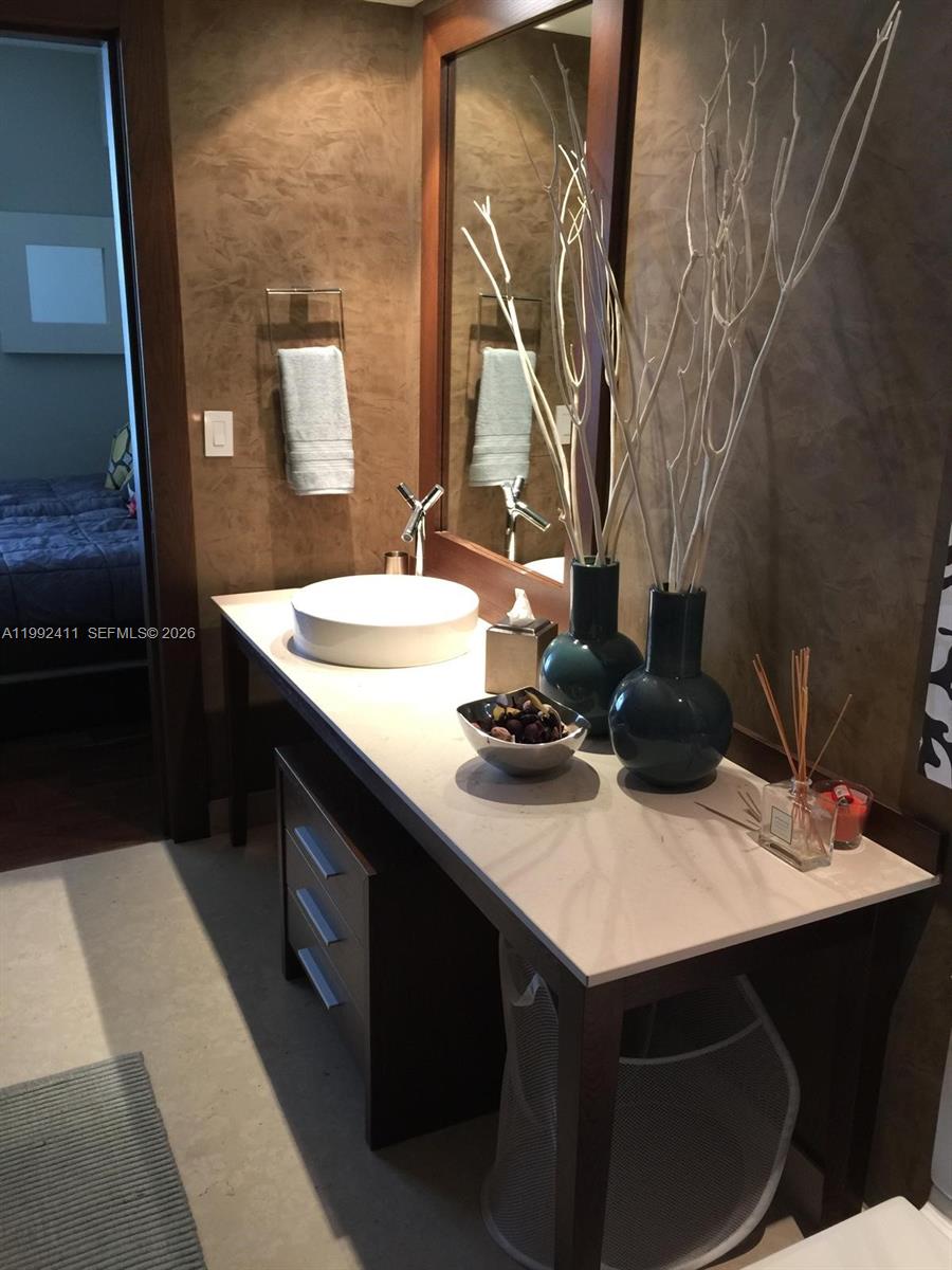 465 Brickell Ave #5605, Miami FL 33131