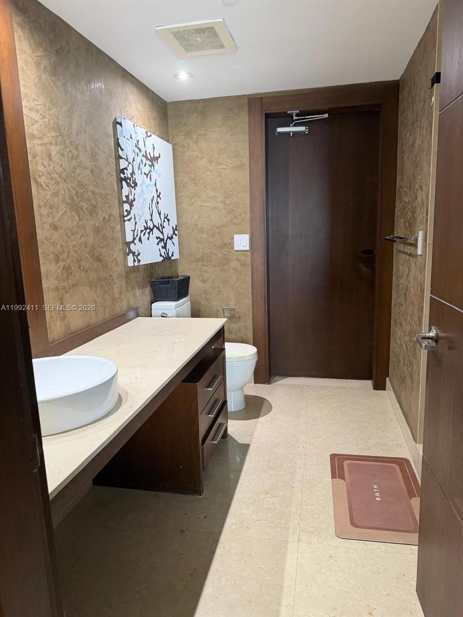465 Brickell Ave #5605, Miami FL 33131