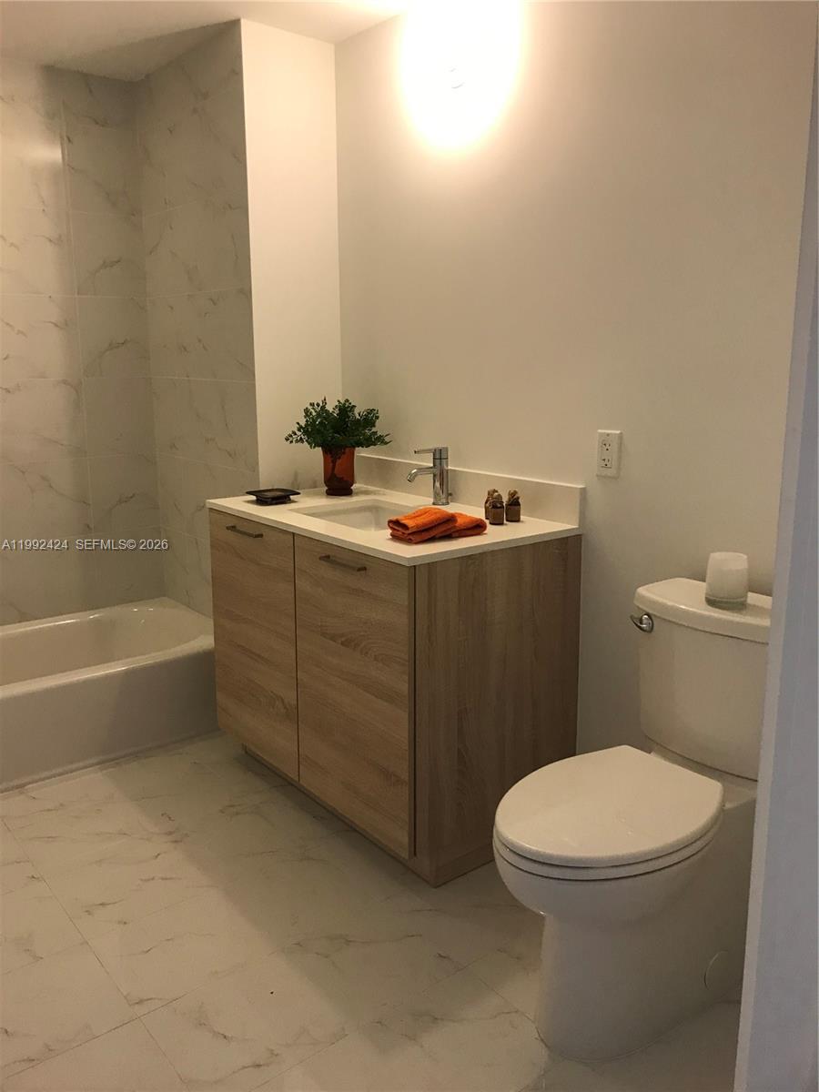 16385 Biscayne Blvd #2206, North Miami Beach FL 33160