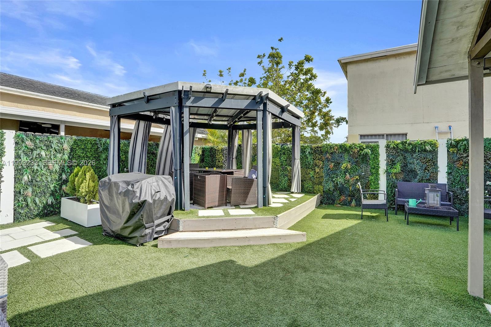372 W Riverbend Dr, Sunrise FL 33326