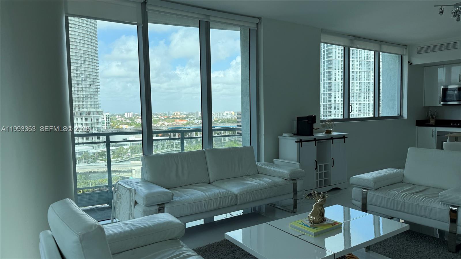 92 SW 3rd St #1505, Miami FL 33130