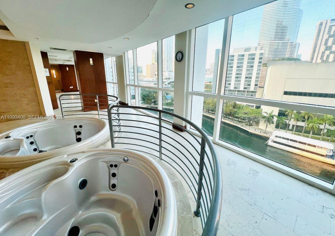 41 SE 5th St #903, Miami FL 33131