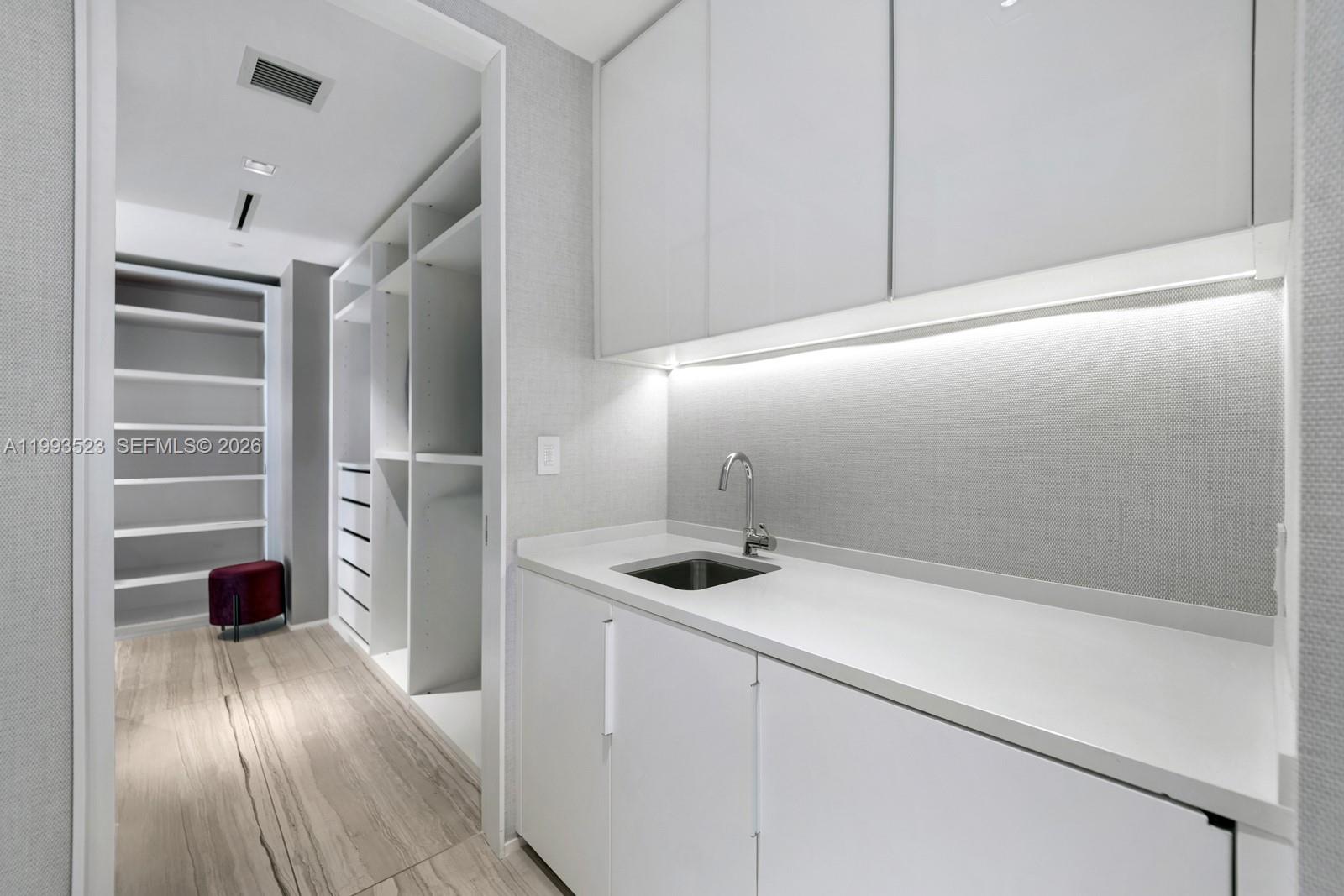 1000 Biscayne Blvd #2702, Miami FL 33132