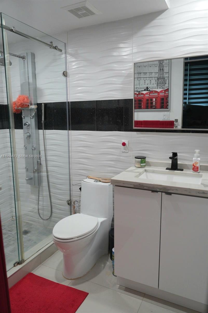 690 SW 1 CT #1722, Miami FL 33130