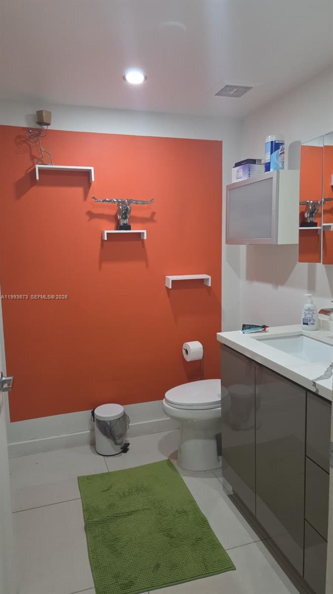 690 SW 1 CT #1722, Miami FL 33130