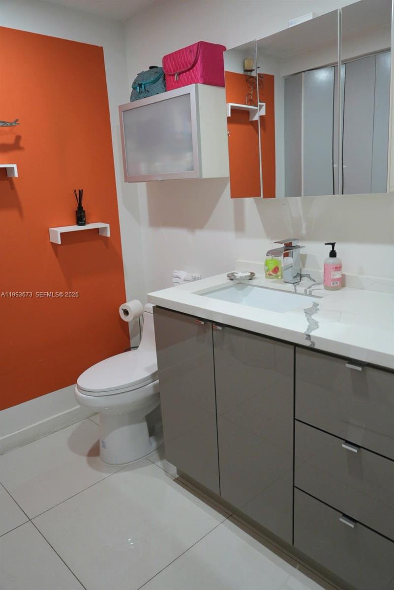 690 SW 1 CT #1722, Miami FL 33130