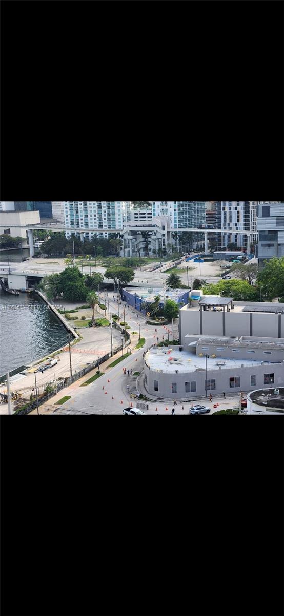 690 SW 1 CT #1722, Miami FL 33130