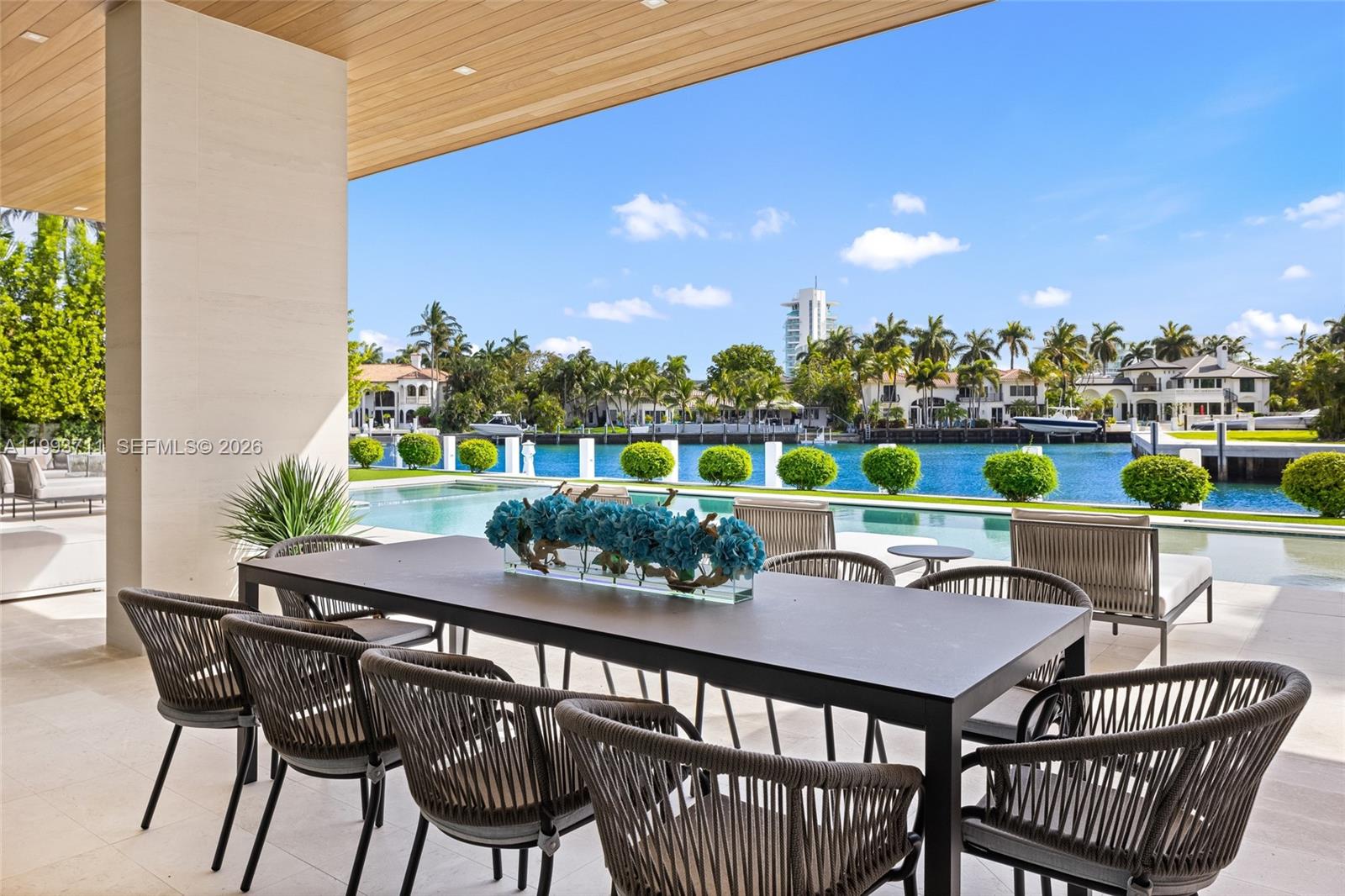 2560 Del Lago Dr, Fort Lauderdale FL 33316