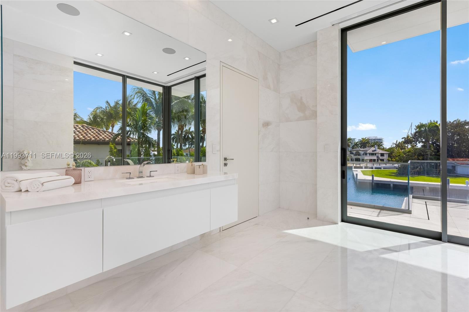 2560 Del Lago Dr, Fort Lauderdale FL 33316