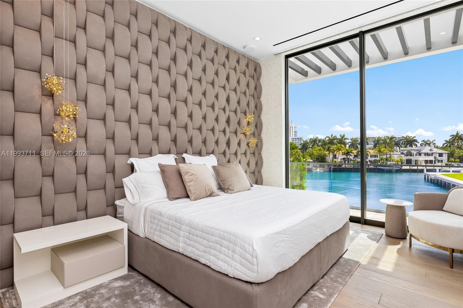 2560 Del Lago Dr, Fort Lauderdale FL 33316