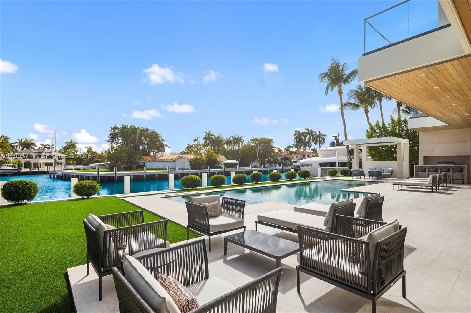 2560 Del Lago Dr, Fort Lauderdale FL 33316