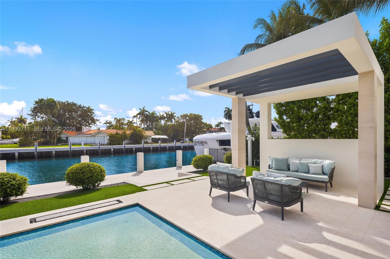 2560 Del Lago Dr, Fort Lauderdale FL 33316