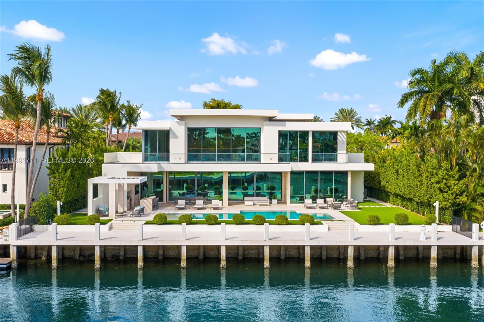 2560 Del Lago Dr, Fort Lauderdale FL 33316