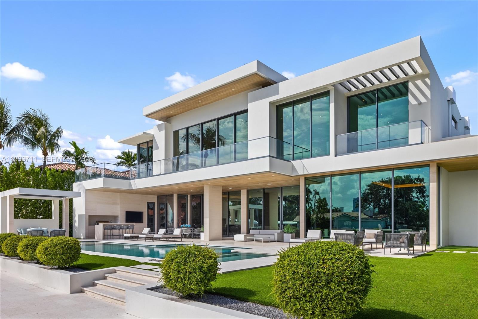 2560 Del Lago Dr, Fort Lauderdale FL 33316