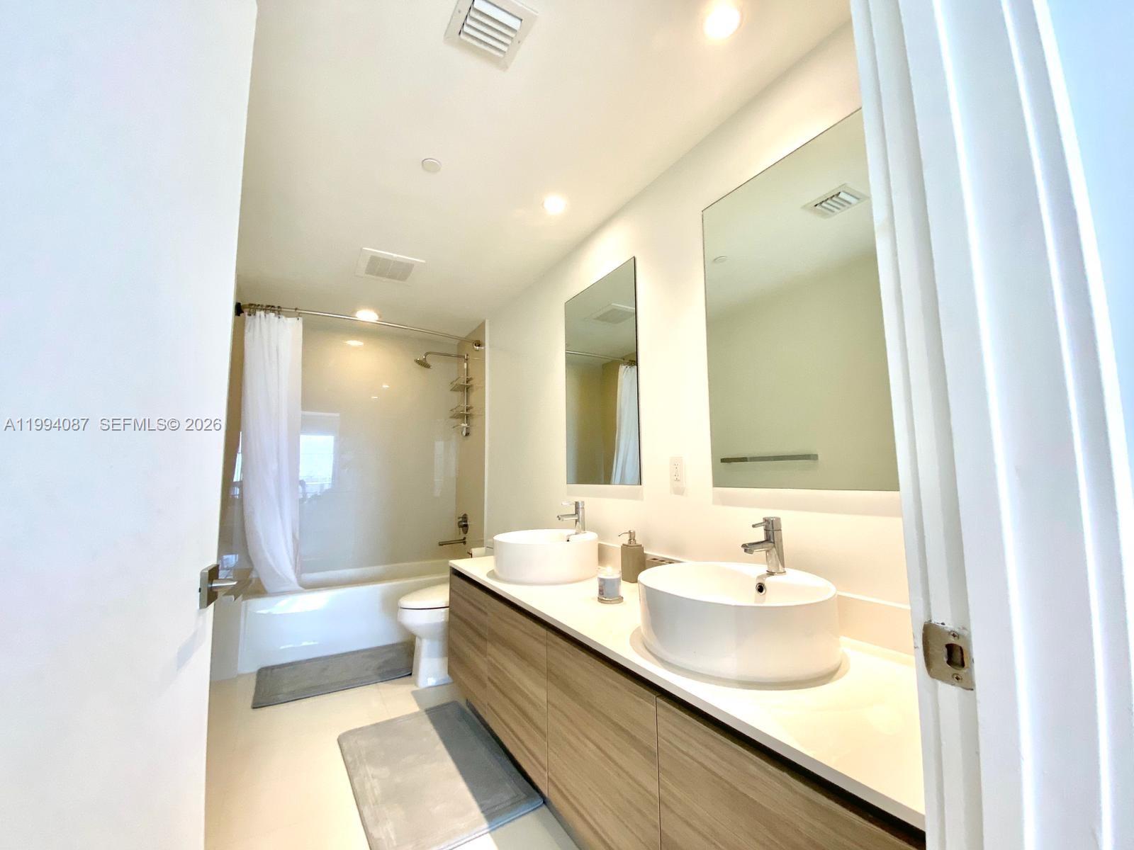 121 NE 34th St #807, Miami FL 33137