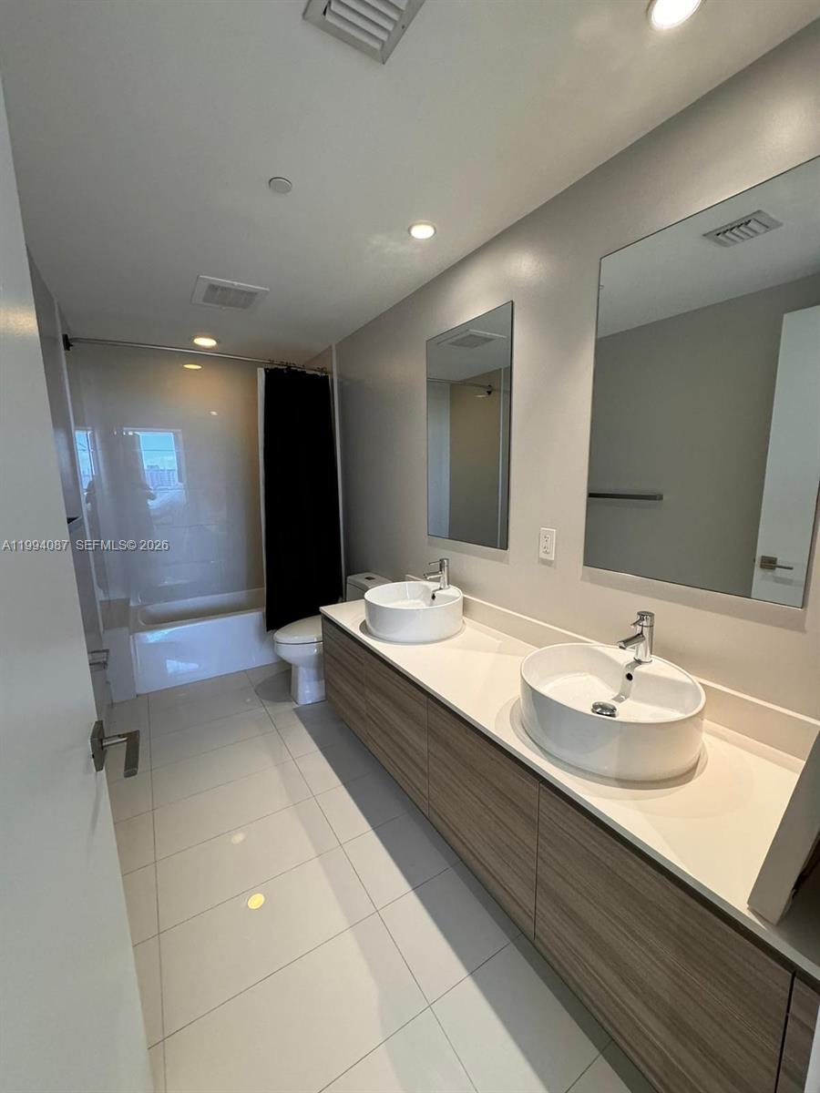 121 NE 34th St #807, Miami FL 33137