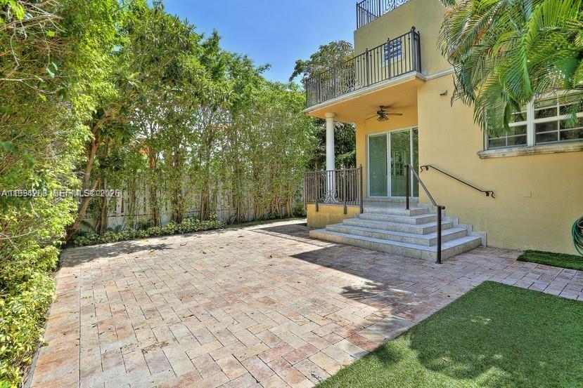 592 Fernwood Rd #B, Key Biscayne FL 33149