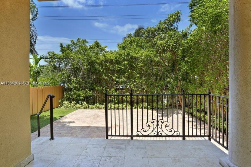 592 Fernwood Rd #B, Key Biscayne FL 33149