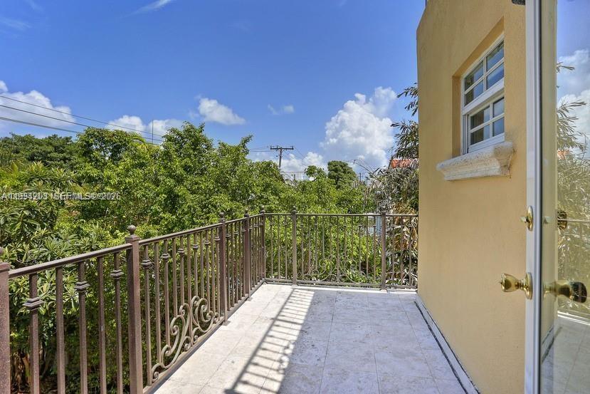 592 Fernwood Rd #B, Key Biscayne FL 33149