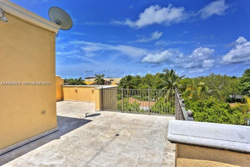 592 Fernwood Rd #B, Key Biscayne FL 33149