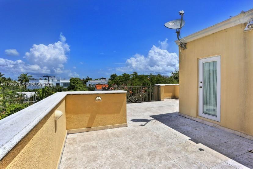 592 Fernwood Rd #B, Key Biscayne FL 33149