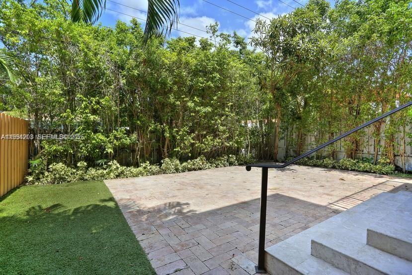 592 Fernwood Rd #B, Key Biscayne FL 33149