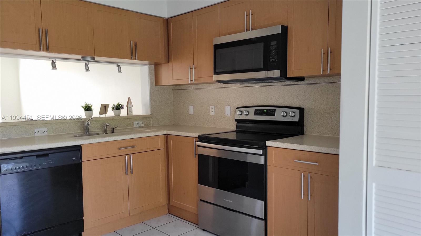16731 Hemingway Dr, Weston FL 33326