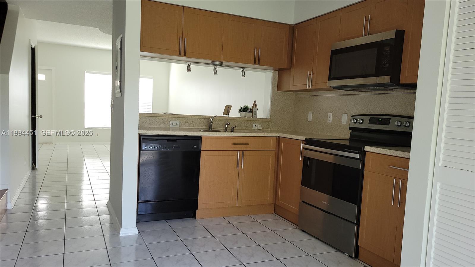 16731 Hemingway Dr, Weston FL 33326
