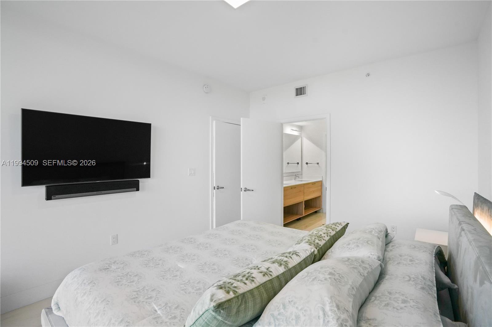 16385 NE Biscayne Blvd #1402, North Miami Beach FL 33160