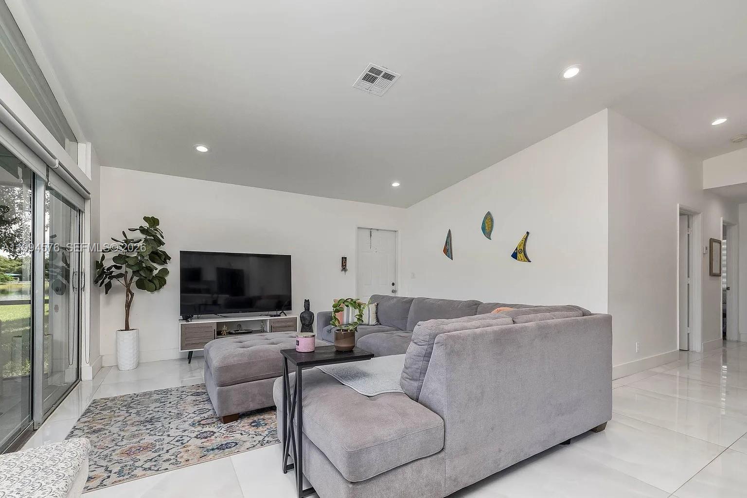 518 Woodgate Cir #E, Sunrise FL 33326