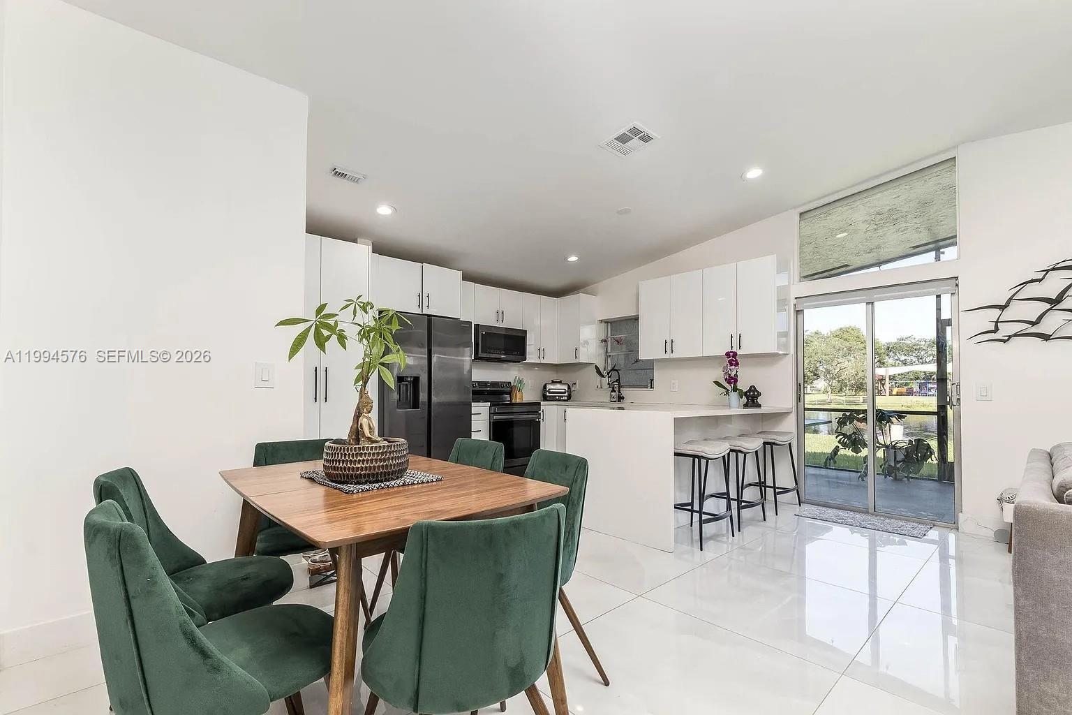 518 Woodgate Cir #E, Sunrise FL 33326
