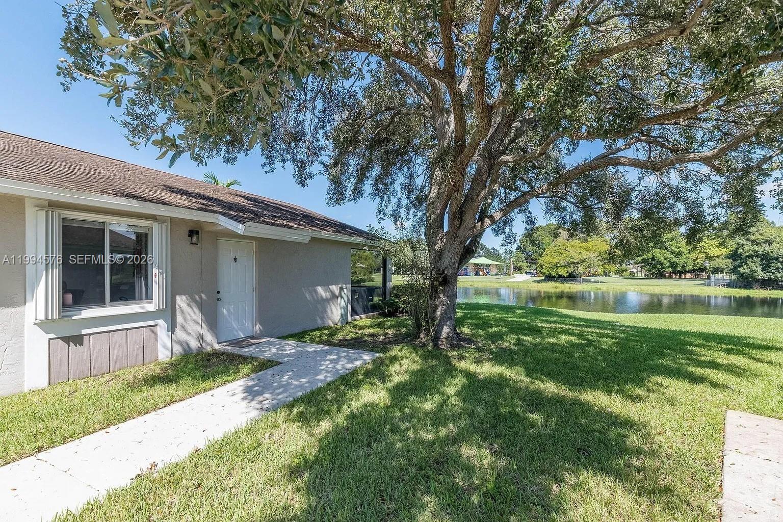 518 Woodgate Cir #E, Sunrise FL 33326