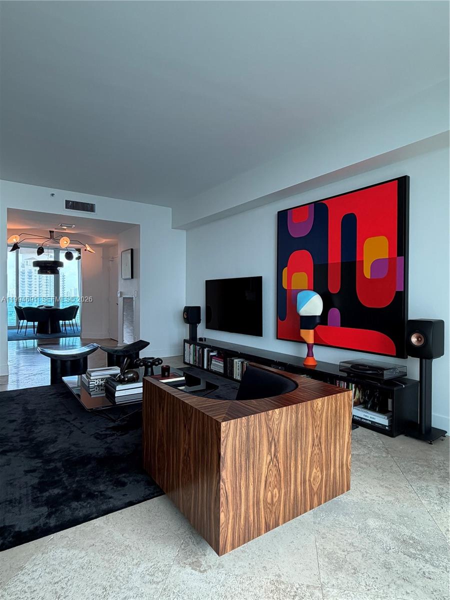 300 S Pointe Dr #2106, Miami Beach FL 33139