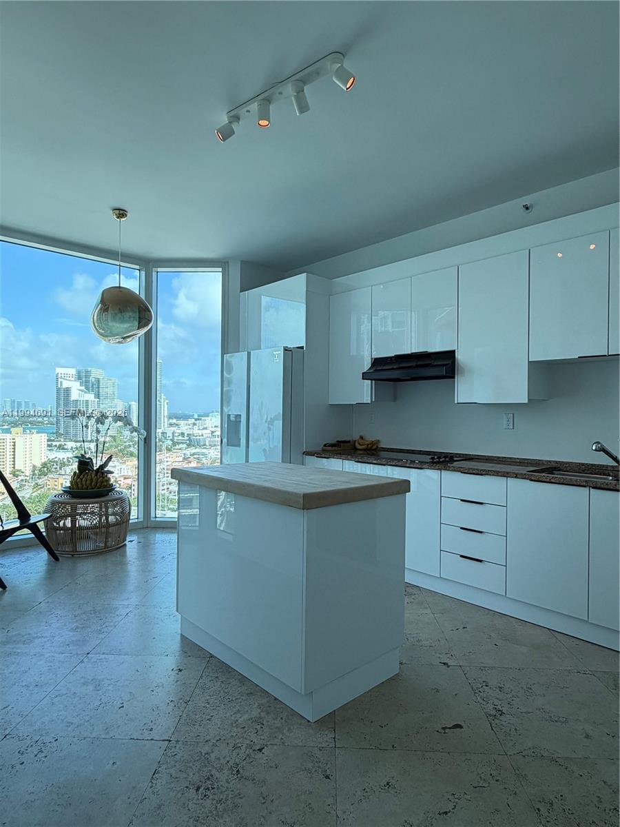 300 S Pointe Dr #2106, Miami Beach FL 33139