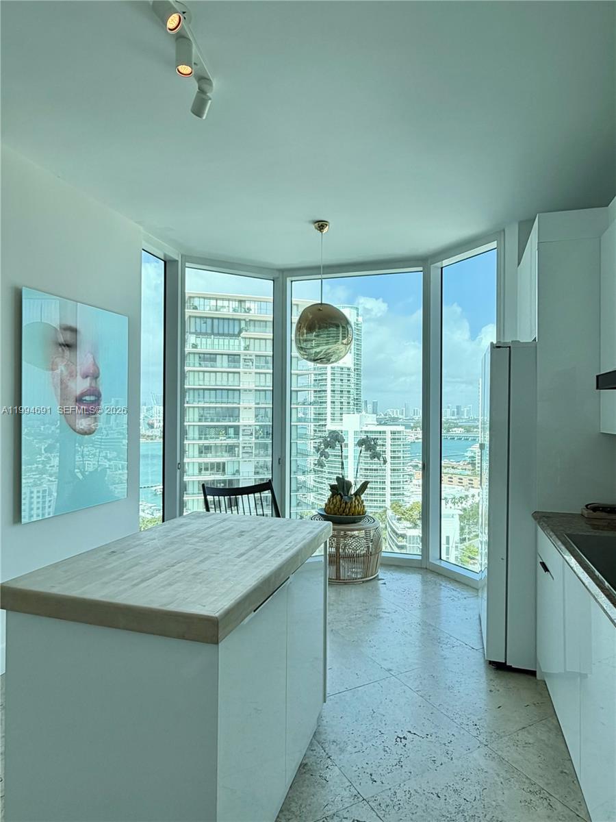 300 S Pointe Dr #2106, Miami Beach FL 33139