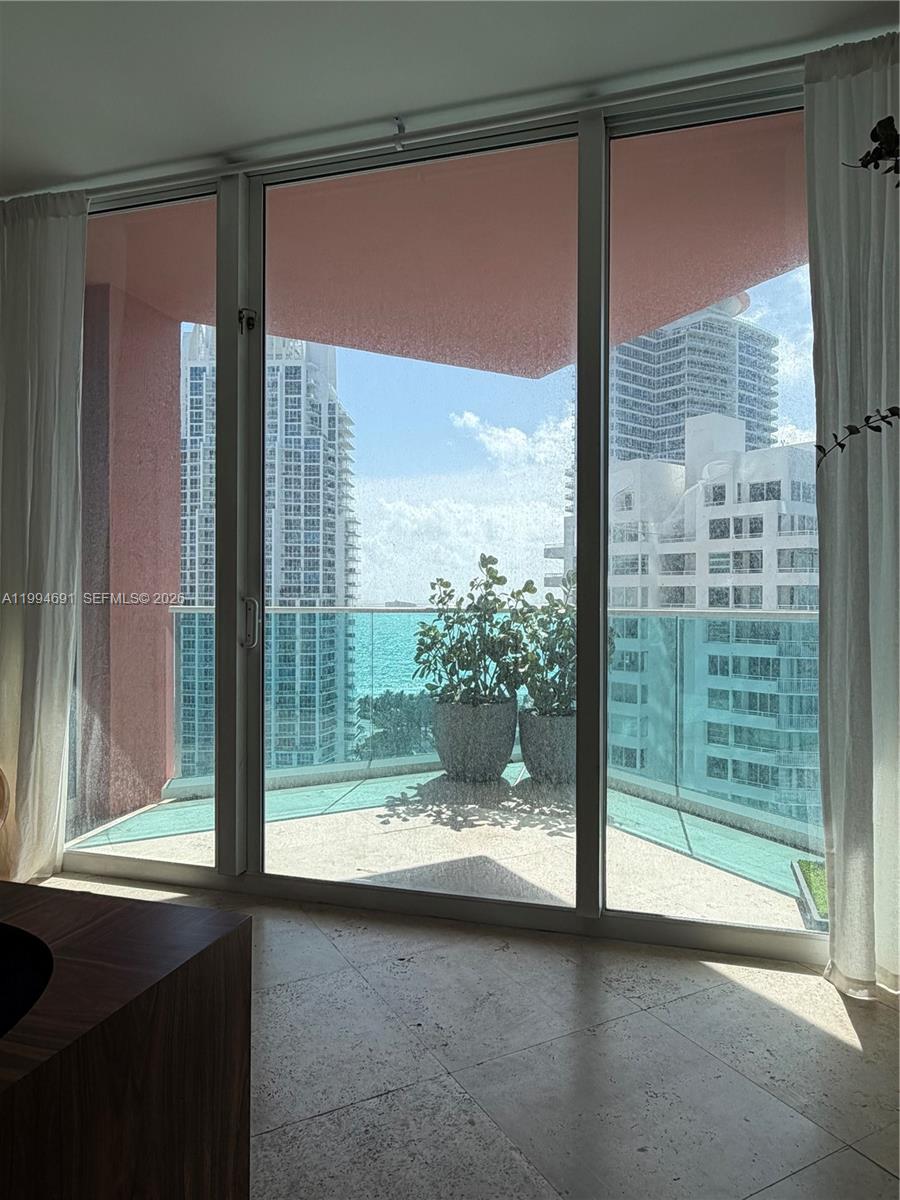 300 S Pointe Dr #2106, Miami Beach FL 33139