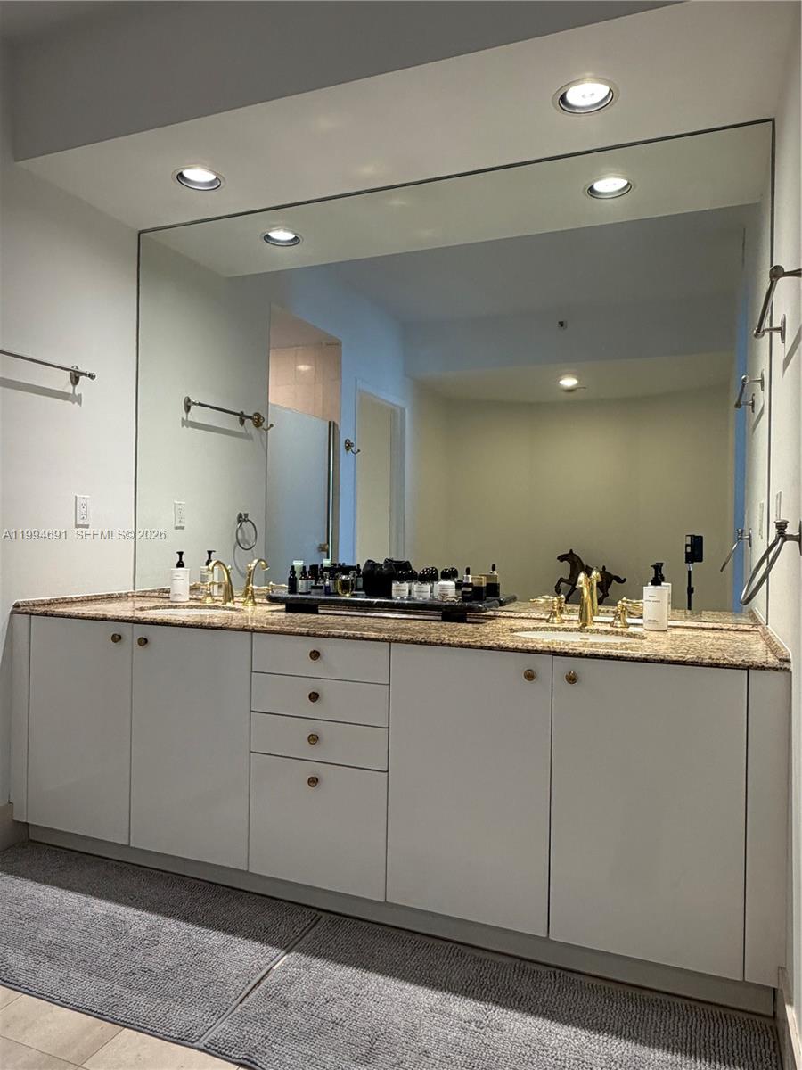 300 S Pointe Dr #2106, Miami Beach FL 33139