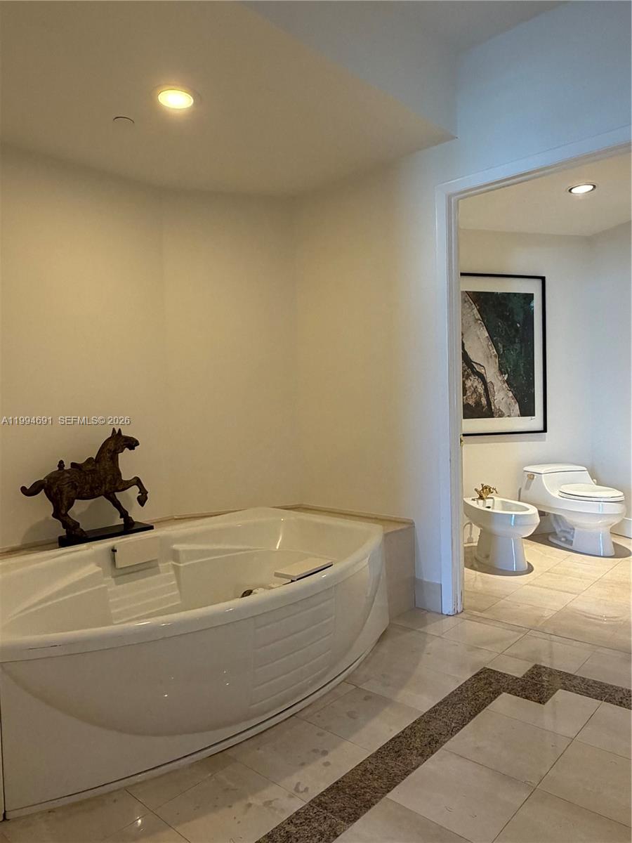 300 S Pointe Dr #2106, Miami Beach FL 33139