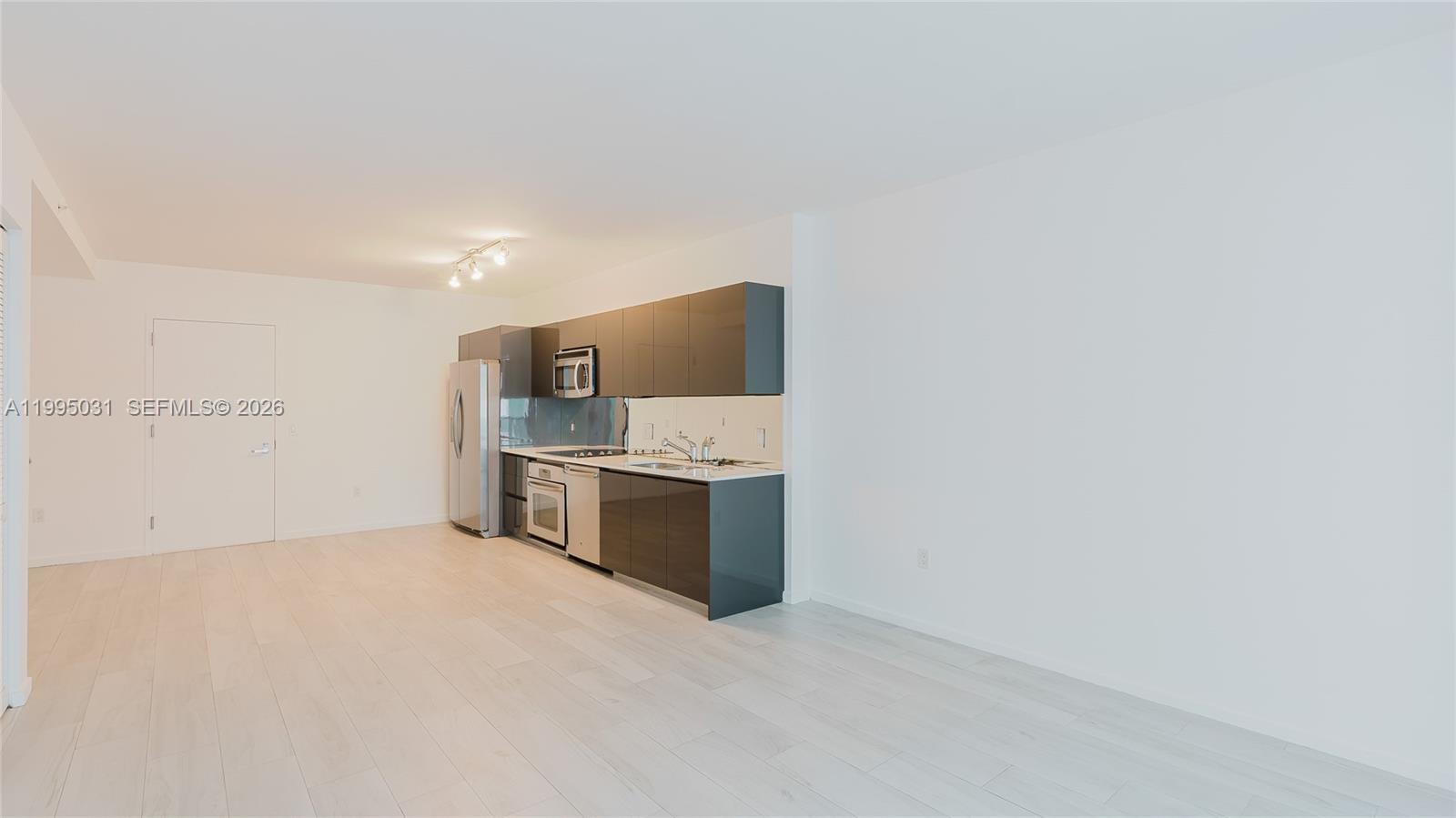 31 SE 6th St #1906, Miami FL 33131