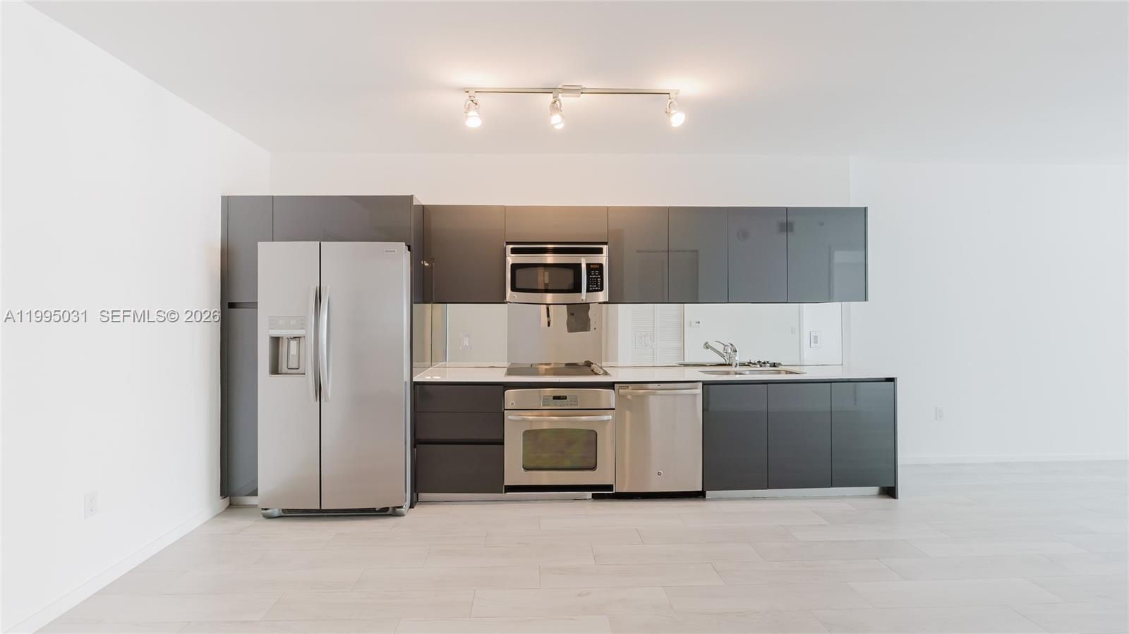 31 SE 6th St #1906, Miami FL 33131