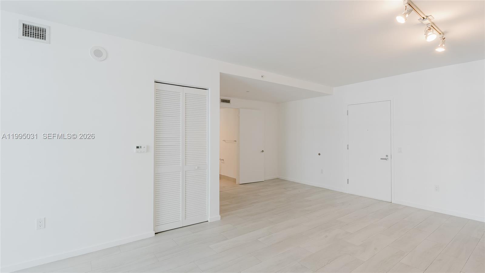 31 SE 6th St #1906, Miami FL 33131